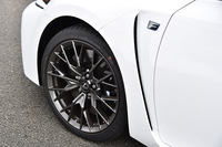 10スポークのBBS製鍛造アルミホイール。テスト車のものはオプション品で、表面のポリッシュ仕上げがノーマルとの違い。