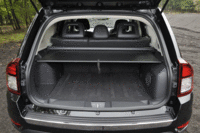 リアシートは40：60の分割可倒式で、倒すと1517リッターのスペースが得られる。（写真をクリックすると、シートの倒れる様子が見られます）
    