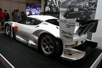 巨大な空力パーツが目を引くリアビュー。
    