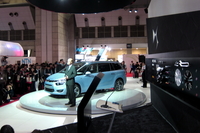 「グランドC4ピカソ」の魅力を説明する、プジョー・シトロエン・ジャポン マーケティング部部長のシルヴァン・ボデヌ氏。
    