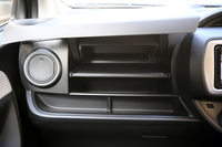 今回の改良では、助手席側のダッシュボードにトレイの位置を調整できるアッパーボックスを設置。利便性を向上している。
    