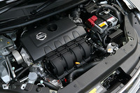 新開発の1.8リッター直4エンジン「MRA8DE」。既存の「MR18DE」よりシリンダーがロングストローク化しているほか、ヘッドには可変バルブ機構のツインVTCを採用。燃費と動力性能の向上を図っている。