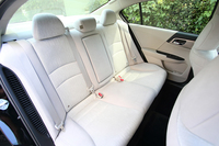 FFの大型セダンならではの、ゆったりとした後席。座面にはシートヒーターを標準で採用している。
    