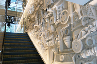 1階と2階をつなぐ階段の壁は、レクサス車の部品でデザインされている。
    