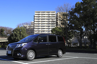 ボディーカラーは全7色。テスト車に採用されている「スパークリングブラックパールクリスタルシャイン」は、「ヴォクシー／ノア」には設定されていない、「エスクァイア」の専用色となる。
    