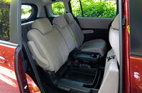 右側セカンドシートの座面下にある「カラクリ収納ボックス」。2つのカップフォルダーがついたトレイを取り出せば、6.3リッター分の収納スペースとして使える。