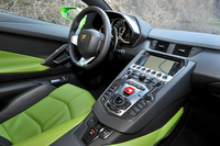 インテリアカラーはブラックかブラウンの単色が標準。オプションで、カラフルなツートンカラーとなるスポーティーなライン（ビコローレ・スポルティーヴォ）か、ブラウン／ベージュ系ツートンのエレガントなライン（ビコローレ・エレガンテ）が選べる。試乗車は前者。