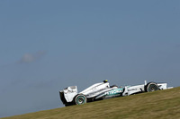 レース前、マシンのボディーにヒビが見つかりシャシーを変更したハミルトンは、ここのところの苦戦から解き放たれて、安定して周回を重ねることができた。とはいえ、スタートで3位に上がるも、タイヤをセーブする走りに徹したことで表彰台には届かず4位。ニコ・ロズベルグが9位で入賞したメルセデスは、コンストラクターズ選手権で2位を争うフェラーリに15点差をつけて最終戦に臨む。（Photo=Mercedes）
    