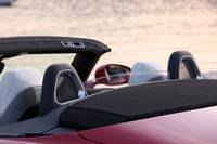 ロールオーバープロテクションバーの間には、風の巻き込みを抑えるウインドディフレクターが備わる。