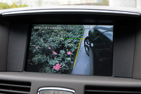 全車標準となる「サイドブラインドモニター」の画面。センターコンソールのカメラボタンを押せば、左サイドミラーに仕込まれたカメラが、パーキング時はもちろん、走行中でも車体左前の死角を映し出してくれる。