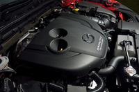 ターボで過給されるディーゼルエンジン。アイドリングストップ機構も備わる。
    