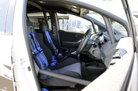 車内にはロールケージが張り巡らされる。シートベルトは4点式。