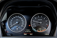 スピードメーター（左）の表示は260km/hまで。タコメーター（右）はゼブラゾーンが6500rpmから、レッドゾーンが7000rpmから。