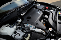 
    新型「ティアナ」の2.5リッター直4エンジンは、従来モデルの2.5リッター4WD車に搭載されていたものの改良版となる。なお、従来モデルの2.5リッターFF車には、V型6気筒のVQ25DE型エンジンが積まれていた。
    