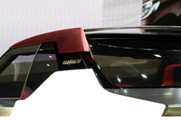 ルーフ後端にはカーボン製のスポイラー、サイドにはバイザー風のパーツが付く。
    