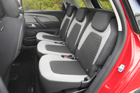 後席は3人乗り。3座個別にスライド調整や床下格納が可能となっている。
    