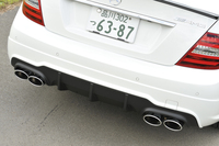 4本のテールパイプとディフューザーが後ろ姿を引き締める。