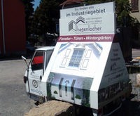 3輪トレーラーは、住宅用の窓や扉をアピール。