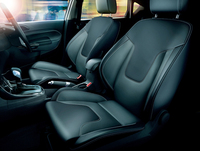 「フィエスタ 1.0 EcoBoost レザーパッケージ」に備わる、専用の本革スポーツシート。
    