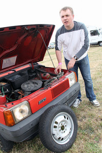 「エンジンルームのミシュラン製スペアタイヤは、奇跡的にもオリジナルが付いてきました」とエンリクさん。