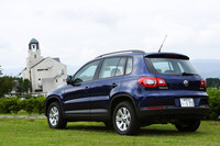 楕円をモチーフとしたリアのコンビネーションランプは、VWのイオスやパサートとの近似性を感じさせるエレガントな造形。タフなフロントマスクとの対比が面白い。
