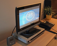 わが家にあった日立製テレビと、その下に置かれたサンスイ製DVDプレーヤー。2012年撮影。