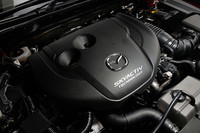 低い圧縮比でも安定した燃焼を実現するため、1回の燃焼で最大9回の燃料噴射が可能なマルチホールピエゾインジェクターや、エッグシェイプピストン、排気VVL、大小2個のタービンを備える2ステージターボチャージャーなどといった、さまざまな技術や工夫が盛り込まれている。