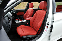 ダコタレザーのシートはオプション。試乗車では鮮やかな「コーラル・レッド」が選択されていた。