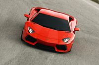 車体は、カーボンファイバーのモノコックボディにアルミニウム製の前後フレームを組み合わせた軽量構造を特徴とする。