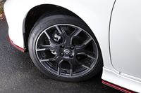 タイヤは「NISMO」が195/55R16サイズの「ブリヂストン・ポテンザRE080」を装着しているのに対し、「NISMO S」は205/45R17サイズの「ポテンザS007」を装着している。
    