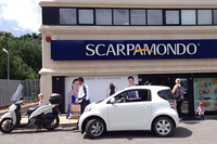 シエナのチェーン系靴店の前にて。