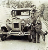 1931年「フォードA型クーペ」。埼玉県入間郡名栗村（当時）の村長が、2匹の芝犬を後部ランブルシートに乗せ、長年狩猟に使っていたのを4万円で買い受けた。これは完全に修復した姿。真冬で過冷却を防ぐためラジエター・マフを幌職人に特注した。4気筒3.2リッターは低速トルクが強くてよく走る。純粋な雑種“pure mixed”の愛犬と。