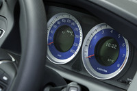 アルミニウムベゼルのブルーメーターは、「R-DESIGN」の証し。