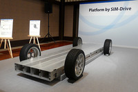 「Platform by SIM-Drive」のイメージ。インホイールモーターと、バッテリーなどを含むコンポーネントをビルトインしたフレームで構成される。これにより、上屋は自由に設計できるという。