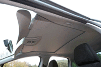 運転席の頭上まで広がる大きなフロントウィンドウ。写真をクリックするとサンバイザーの動きが見られます。