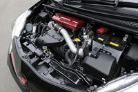 ボンネットの下に収まる1.5リッター直4 DOHCターボエンジン。最高出力152ps、最大トルク21.0kgmを発生する。
    