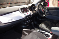 「フィアット500Xポップスター」の室内。