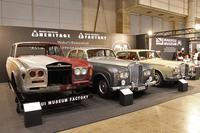 ロールス・ロイス／ベントレー専門の私設ミュージアムであるワクイミュージアムの社内工房、ワクイミュージアム・ファクトリーより。左からレストア途上の「ロールス・ロイス・シルバーシャドウ」、「ベントレーS3」、レストア済みの「ロールス・ロイス・シルバーシャドウ」。