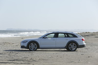 外観では大型のホイールアーチ、アルミニウム製のサイド大型ドアアンダープロテクター、ステンレスアンダーガード、アルミ製ルーフレールなどが特徴。シングルフレームグリルも垂直方向のラインを強調した専用のデザインとなる。