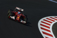 7番グリッドから6位に終わったフェラーリのフェルナンド・アロンソは、上位5台のメルセデス・パワーユニット勢に水をあけられた格好。フェラーリは燃料セーブに努めざるを得なかったという。16戦してスクーデリアは未勝利。このまま1年を通して勝てなければ、1993年以来となる、あしき記録を残すことになる。（Photo=Ferrari）
    