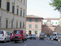 大矢アキオが待機した広場。当日撮影。