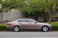 
	「XF」は全長4965mmと大柄。18インチのアルミホイールが、相対的に小さく見える。
	