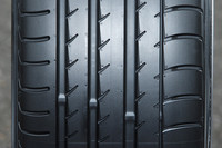 3本の極太の溝と1本の細い溝を組み合わせた「V105」専用のトレッドパターン。アウト側（写真右側）はドライ性能を、イン側（写真左側）ではウエット性能を強化している。