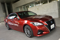 今回の体験試乗に使われたのは、2015年10月1日にマイナーチェンジされた「トヨタ・クラウン」。「ITS Connect」を搭載する初の市販車両である。