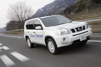 「Clean Diesel」という宣伝用ステッカーはさておき、欧州仕様のフロントバンパーやグリル、ハロゲンフォグランプなどで外観はガソリン仕様と差別化される。
