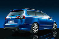 専用デザインのアルミホイールが履くタイヤサイズは、235/40R18だ。