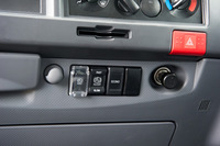 「エルフ」には、ブレーキをホールド状態にして、坂道発進時のずり下がりを防ぐ「HSA（ヒルスタートエイド）」が装備される。乗用車向けのヒルホールドシステムとは異なり、ブレーキ解除のタイミングを調整できるのが特徴。