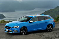 3リッター直6ターボエンジンを搭載する「V60 T6 AWD R-DESIGN」。R-DESIGN向けに用意されるボディーカラーは全9色で、レーベルブルー（写真）は「S60」と「V60」に設定される。