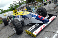 パドックの片隅に気になるクルマを発見！ オーナーいわく「今年の鈴鹿にはナイジェル・マンセルが来るんでしょう。このクルマにサインしてくれないかな？」