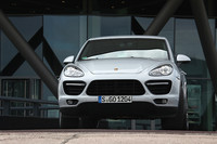 【スペック】カイエンターボ：全長×全幅×全高＝4846×1939×1702mm／ホイールベース＝2895mm／車重＝2170kg／駆動方式＝4WD／4.8リッターV8DOHC32バルブターボ（500ps/6000rpm、71.4kgm/2250-4500rpm）（欧州仕様車）
